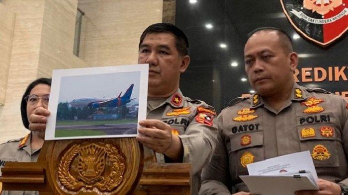 Kepala Biro Penerangan Masyarakat (Karo Penmas) Divisi Humas Polri Brigjen Ahmad Ramadhan menunjukkan gambar pesawat Polri jenis Boeing 737-800 NG dalam konferensi pers di Mabes Polri, Jakarta, Jumat (14/7/2023).