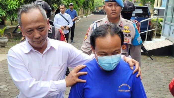 ES (63), pemilik jembatan kaca The Geong dihadirkan saat konferensi pers di Mapolresta Banyumas, Jawa Tengah, Senin (30/10/2023).