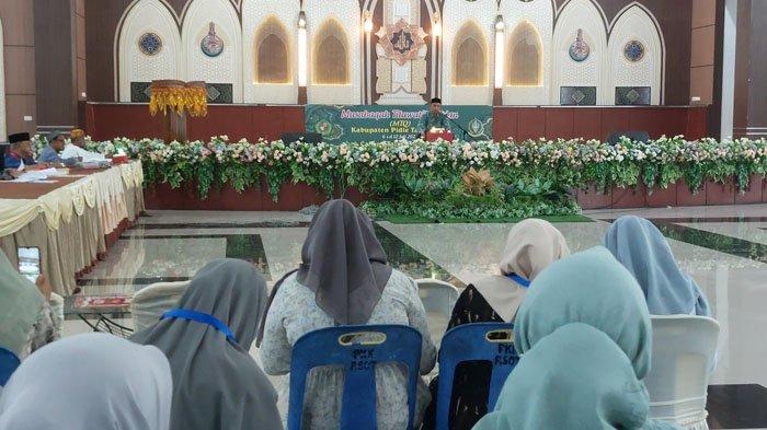 Peserta tilawah MTQ XXXVI Tingkat Kabupaten Pidie tampil membacakan alquran di Pidie Convention Center (PCC) Sigli, Senini (10/7/2023). MTQ kabupaten ini digelar sederhana tanpa mimbar utama sebagaimana biasanya.