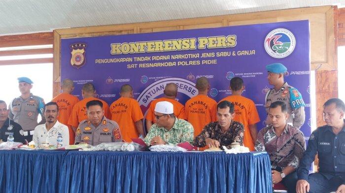 Kapolres Pidie AKBP Imam Asfali SIK bersama pejabat Polres lainnya dan para Keuchik di wilayah Kecamatan Batee saat Konfrensi Pers penangkapan tersangka kasus narkoba di Mapolres setempat, Rabu (9/8/2023).