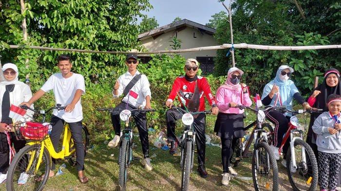 Masyarakat ikut sepeda santai digelar Muspika Kecamatan Indrajaya, Pidie, Rabu (16/8/2023).