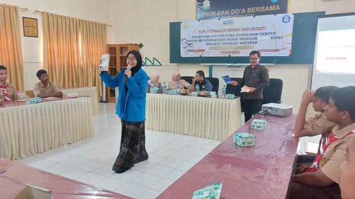 Kepala SMKN 2 Sigli, Isfandiar ST melihat pelatihan menulis buku saat pemateri sedang mengisi kegiatan tersebut di Sekolah setempat, Kamis (14/9/2023).