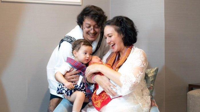 Nadine Chandrawinata dan Dimas Anggara bersama buah hati mereka