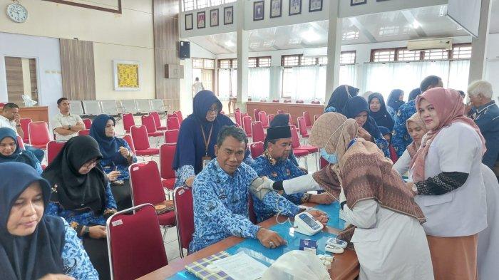 Plt Sekda Pidie Drs Samsul Azhar memeriksa kesehatan setelah mengikuiti upacara Hari Ulang Tahun ke-52 Korpri Tahun 2023 di Kantor Bupati Pidie, Rabu (29/11/2023).