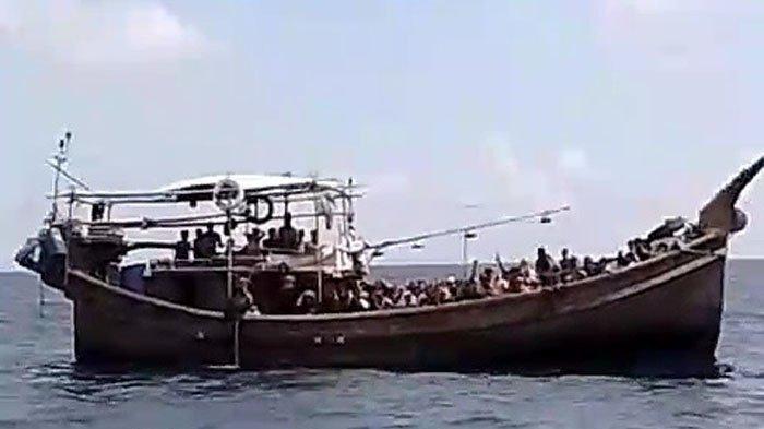 Kapal pembawa etnis Rohingya terpantau di perairan laut Kabupaten Pidie, Aceh. FOR SERAMBINEWS.COM