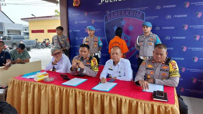 Kapolres Pidie AKBP Imam Asfali SIK, saat Konferensi Pers didampingi Waka Polres dan perwakilan Imigrasi saat memberikan penjelasan terkait percobaan penyelundupan rohingya, Rabu (6/12/2023).