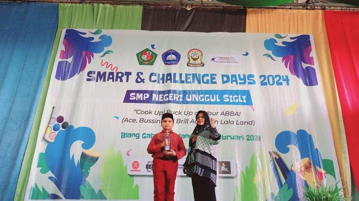 Kepala SDN 01 Sigli, Nana Rosita SPd MSi berfoto bersama murid yang juara pada Smart dan Challenge Days di SMPN Unggul Sigli, Kamis (1/2/2024).