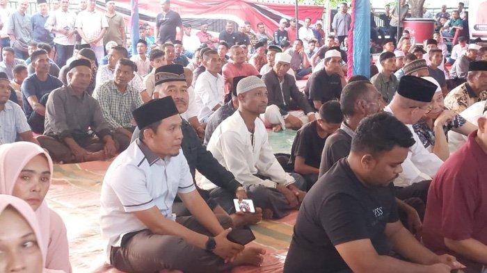 Sejumlah tokoh dan masyarakat menghadiri acara silaturrahmi dan buka puasa bersama di DPW Partai Aceh Pidie, Minggu (8/4/2024).