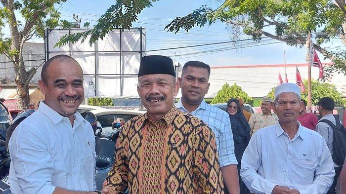 Ketua panitia pelaksana Anwar Sastra Putra SH saat menyambut kehadiran H Sarjani Abdullah tiba di acara pengukuhan Ketua KPA wilayah Pidie di kantor DPW PA Pidie, Minggu (28/4/2024).
