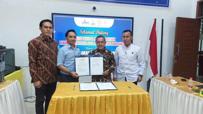 Memperlihat naskah kerjasama setelah diteken pihak Universitas Jabal Ghafur (Unigha) Sigli, Pidie dengan dan delegasi Universiti Malaysia Sarawak (UNIMAS) di Kampus Unigha Keuniree, Sigli, Senin (21/5/2024).