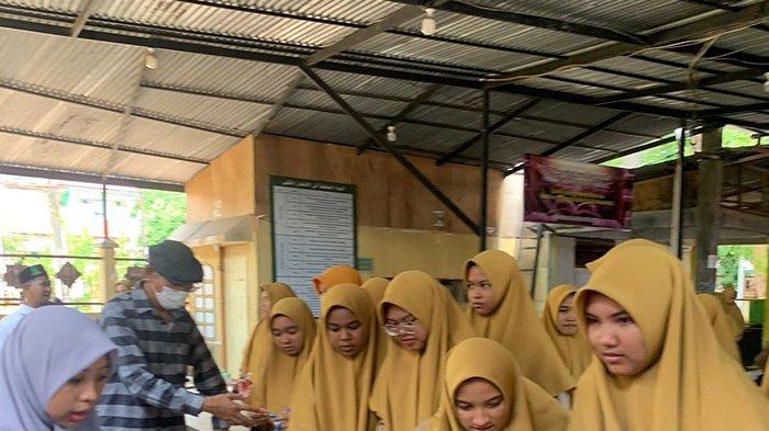 Para santriwati Pesantren Al-Manar mulai melakukan pemilahan sampah sebagai upaya mendukung beroperasinya bank sampah di pesantren modern itu sejak 1 Agustus lalu.
