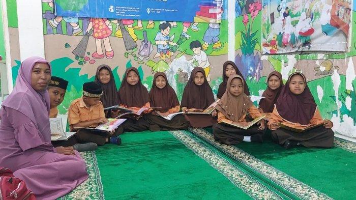 Anak-anak membaca buku di Kantor Dinas Perpustakaan dan Kearsipan (Dispersip) Kabupaten Pidie setelah diresmikan Program Saweue Aneuk Pidie membaca, Sabtu (24/8/2024).