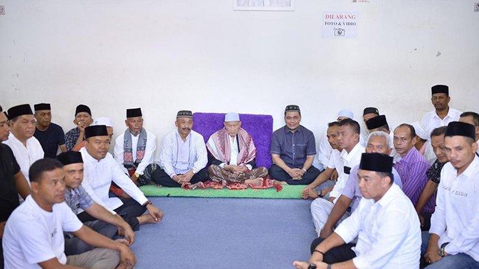 Calon Bupati Pidie H.Sarjani Abdullah, SH dan calon Wakil Bupati Pidie Al Zaizi bersama rombongan Partai Aceh Kabupaten Pidie melakukan Silaturrahmi ke ulama kharismatik Aceh Abu Usman Ali atau Abu Kuta Kreung di Ulee Glee Pidie Jaya Selasa (3/9/2024).