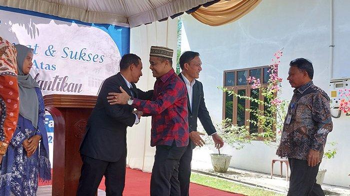 Pemberian ucapan selamat setelah Ketua Pengurus Yayasan Pembangunan Kampus Jabal Ghafur, Teuku Yasman Saputra SH MH melantik Dr H Heri Fajri MPd sebagai Rektor Unigha Periode 2024 - 2028.