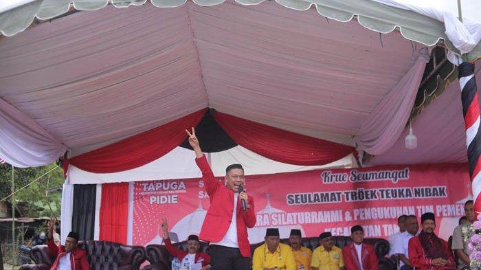 Calon Wakil Bupati Pidie nomor urut 2, Alzaizi saat menyampaikan orasi dengan penuh semangat di Lapangan Muspika, Tangse, Pidie, Sabtu (26/10/2024)