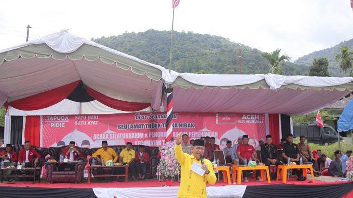 Ketua Golkar Pidie, T Saifullah TS saat menyampaikan orasi pada kampanye pasangan calon Bupati/Wakil no 2 di Lapangan Tangse, Pidie, Sabtu (26/10/2024).