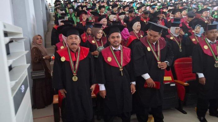 Calon Bupati Pidie no urut 2, H Sarjani Abdullah (paling kiri) mengikuti prosesi wisuda di IAIN Langsa, Selasa (5/11/2024).