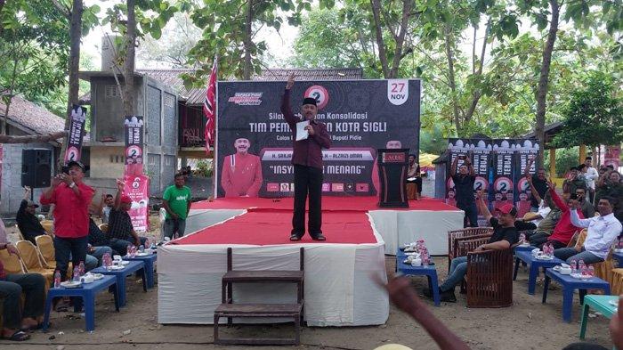 Calon Bupati Pidie, H Sarjani Abdullah SH MH saat menyampaikan orasi politik di water park Kota Sigli, Pidie, Kamis (7/11/2024).