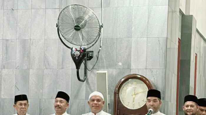 Calon Bupati Pidie 02, H Sarjani Abdullah (dua dari kiri) saat menghadiri kenduri Maulid Safari Subuh di Masjid Agung Al Falah Sigli, Minggu (17/11/2024).