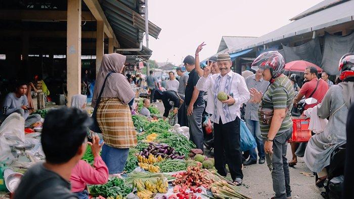 Abu Sarjani (berpeci) saat di Pasar Pante Teungoh, Kota Sigli, Pidie, Minggu (17/11/2024).