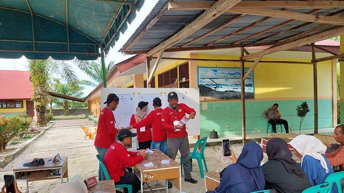 Proses perhitungan suara pemilihan kepala daerah di TPS 001 Desa Ketapang Indah, Kecamatan Singkil Utara, Aceh Singkil, Rabu (27/11/2024).