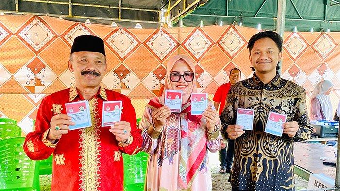 Sarjani Abdullah bersama istri dan anaknya usai memberikan hak pilih di TPS Tong Pria, Kecamatan Mutiara Timur, Pidie, Rabu (27/11/2024)
