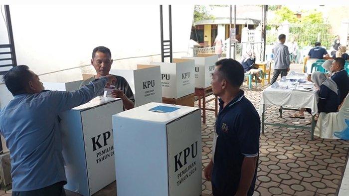 Sejumlah warga Desa Geulanggang Baro, Kota Juang Bireuen sedang memberikan hak suara di TPS desa setempat komplek meunasah desa, Rabu (27/11/2024).
