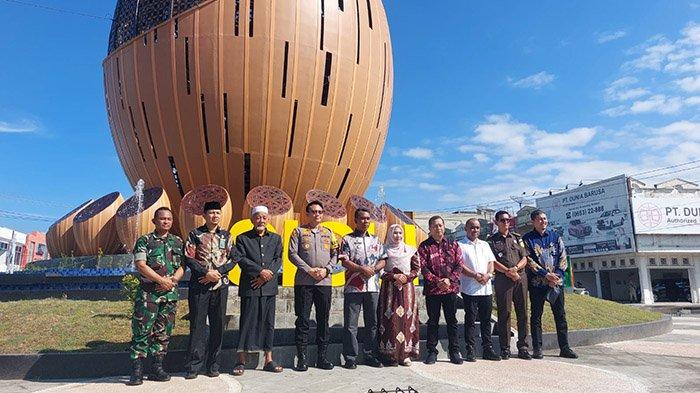 Pj Bupati Pidie, Drs Samsul Azhar MSi bersama istri serta unsur Muspida berfoto bersama di Tugu aneuk mulieng (buah melinjo)di tengah kota Sigli tepatnya di Bundaran Lampu Merah, Pidie setelah diresmikan oleh Pj Bupati Pidie, Drs Samsul Azhar MSi, Kamis (2/1/2025). Tugu memiliki perumpaan satu buah mulieng besar, 23 bentuk aneuk mulieng kecil dan 22 titik air mancur.