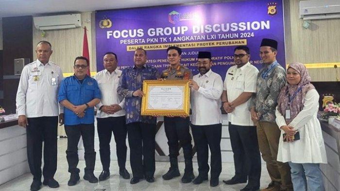 Direktur Reserse Kriminal Umum Polda Aceh, Kombes Pol Ade Harianto, SH, MH foto bersama dengan pimpinan lembaga yang menandatangani Komitmen Bersama tentang Strategi Penegakan Hukum Kolaboratif Polri dalam Penanganan TPPM Terkait Kedatangan Pengungsi Luar Negeri di aula Machdum Sakti Mapolda Aceh, Banda Aceh, Rabu, 16 Oktober 2024.