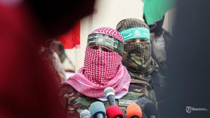 (FILE) Abu Ubaida (tengah) juru bicara Brigade Ezzedine al-Qassam, sayap militer gerakan Islam Palestina Hamas, berbicara dalam upacara peringatan di kota Rafah di Jalur Gaza selatan pada 31 Januari 2017, untuk Mohamed Zouari, seorang pria berusia 49 tahun. -Insinyur tua Tunisia dan ahli drone, yang dibunuh saat mengemudikan mobilnya di luar rumahnya di Tunisia pada bulan Desember 2016. Sayap bersenjata Hamas mengatakan bahwa negara Yahudi bertanggung jawab atas pembunuhan Mohamed Zaouari di Tunisia timur, dijelaskan sebagai pemimpin gerakan Islam yang mengkhususkan diri dalam pengembangan drone. (Foto oleh SAID KHATIB/AFP) (AFP/SAID KHATIB)