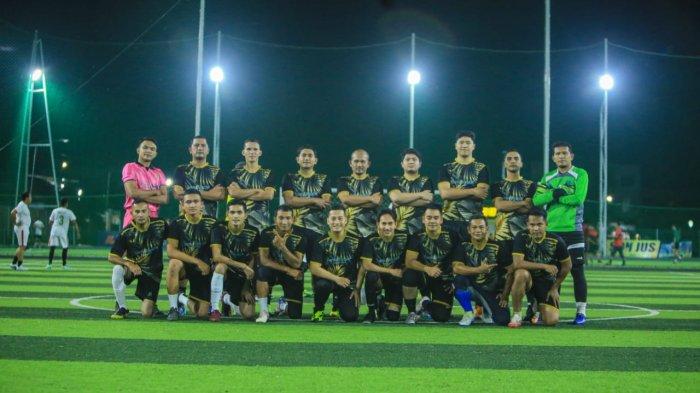 FOTO BERSAMA - Punggawa Bank Aceh Cabang Banda Aceh melakukan foto bersama dalam laga persahabatan dengan KNPI Aceh yang berlangsung di lapangan Fourgee Mini Soccer, Selasa (8/10/2024).
