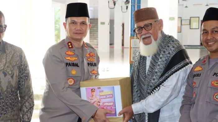 Kapolres Pidie Jaya, AKBP Ahmad Faisal Pasaribu SIK MH, menyerahkan bantuan kepada Pimpinan Dayah Ummul Ayman III, Tgk H Nuruzzahri Yahya, saat kunjungan silaturahmi ke dayah tersebut, Jumat (16/8/2024).
