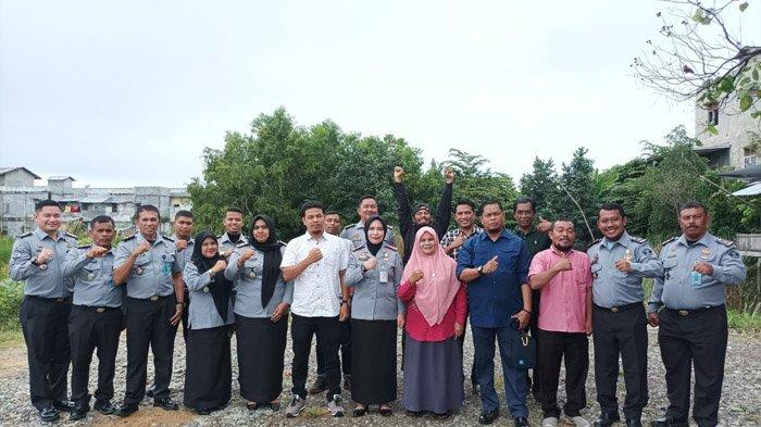 Kalapas Perempuan Kelas IIb Sigli Endang Margianti bersama pejabat Kalapas setempat lainnya berfoto bersama dengan Anggota PWI Pidie, Selasa (14/11/2023).