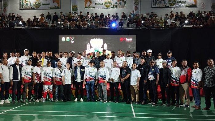 Pj Bupati Abdya, H Darmansah S.Pd MM berfoto bersama Wakil Sekretaris Jenderal (Wa sekjen) PP PBSI, Edi Sukarno, Ketua Pengurus Provinsi (Pengprov) PBSI Aceh, Safaruddin S.Sos MSP, unsur Forkopimda, Kepala SKPK dilingkungan Pemkab Abdya pada acara penutupan Open Turnamen Bulutangkis yang digelar Persatuan Bulutangkis Seluruh Indonesia (PBSI) Aceh di Gedung Olahraga (GOR) Arena Sigupai Desa Guhang, Kecamatan Blangpidie, Kabupaten Abdya, Minggu (9/7/2023) malam