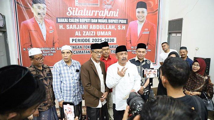 Bakal Calon Bupati Pidie dan Bakal Calon Wabup Pidie, Sarjani Abdullah-Al Zaizi saat memberikan keterangan pers usai bersilaturahmi dengan warga di Kecamatan Glumpang Tiga, Selasa (20/8/2024) malam.
