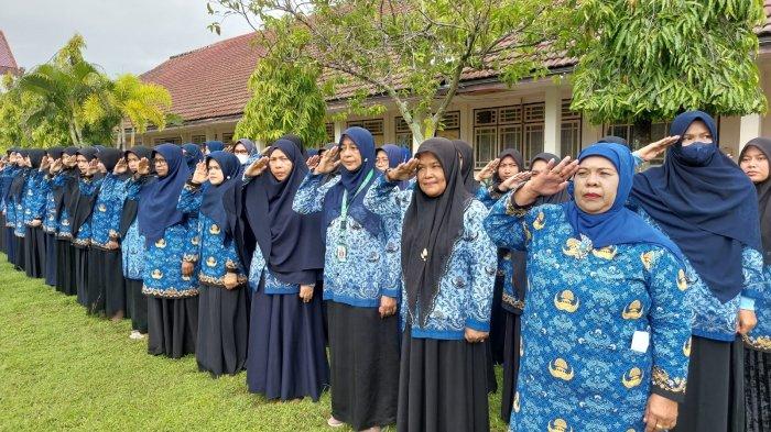 Para peserta mengikuti upacara Hari Ulang Tahun ke-52 Korpri Tahun 2023 di halaman tengah Kantor Bupati Pidie, Rabu (29/11/2023).