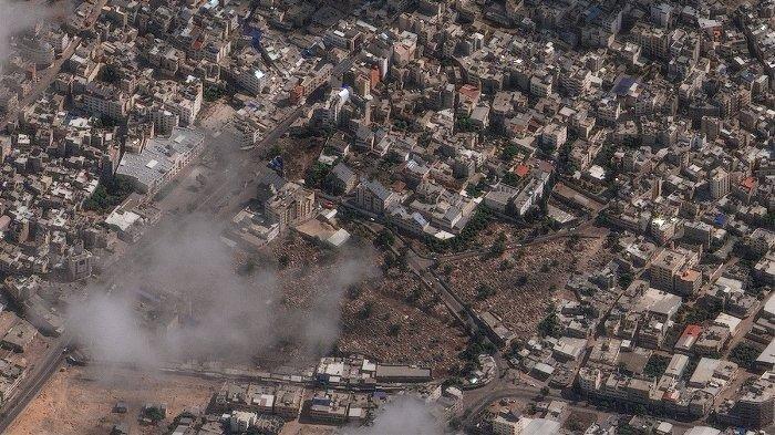 Gambar satelit selebaran milik Maxar Technologies yang diambil pada 18 Oktober 2023 ini menunjukkan dampak serangan terhadap rumah sakit Al-Ahli dan daerah sekitarnya di Kota Gaza, pada 17 Oktober 2023. Kelompok militan Palestina Hamas, yang menguasai wilayah tersebut , menuduh Israel berada di balik ledakan tersebut. Tentara Israel menyalahkan serangan roket yang gagal dilakukan sekutu Hamas, Jihad Islam, yang menggambarkan tuduhan itu sebagai