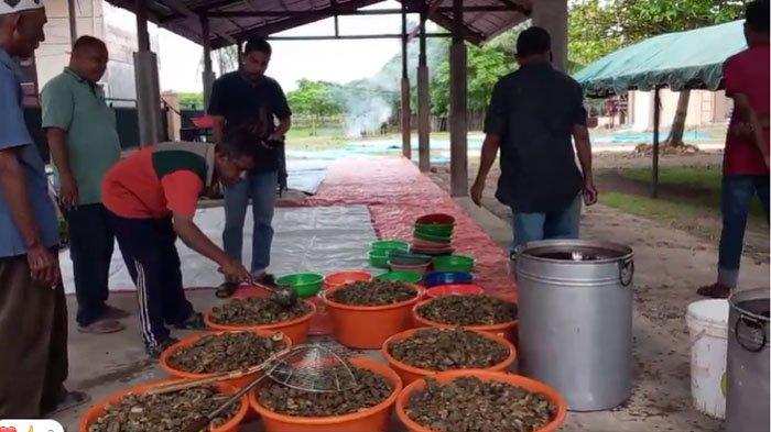 Panitia menyiapkan daging untuk kenduri maulid d Gampong Durung.