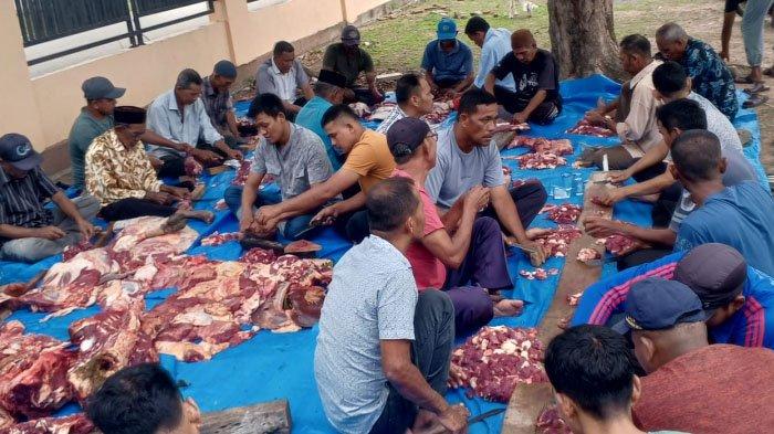 Warga Gampong Durung, Kecamatan Mesjid Raya, memotong daging saat kenduri memperingati Maulid Nabi Muhammad saw yang di pusatkan di Masjid Nurul Yaqin, Selasa (24/9/2024).