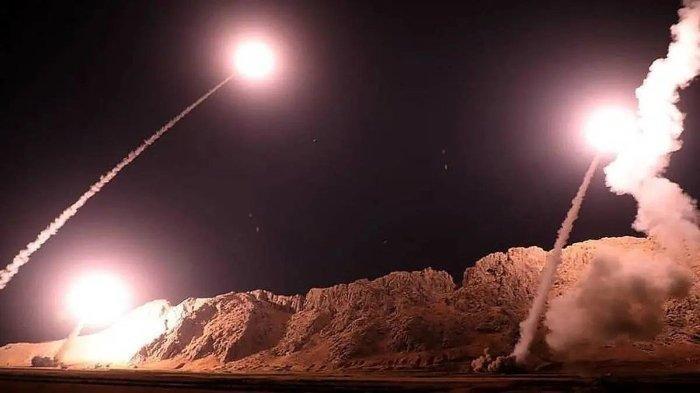 Garda Revolusi Iran mengebom dua markas militan Jaish al-Adl (Tentara Keadilan) di Balochistan, Pakistan, dengan rudal dan drone pada Selasa (16/1/2024) malam. Sebelumnya Jaish al-Adl mengebom markas polisi di Iran tenggara.