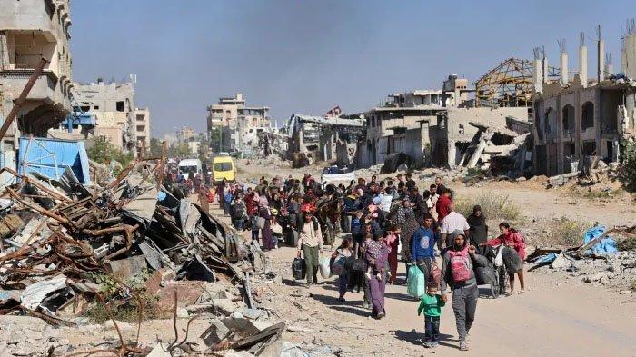 Pengungsi Palestina meninggalkan Beit Lahiya di Gaza utara, pada 22 Oktober 2024