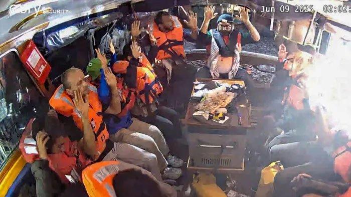 Rekaman di atas kapal Madleen menunjukkan awak kapal mengangkat tangan mereka ke atas saat menaiki kapal