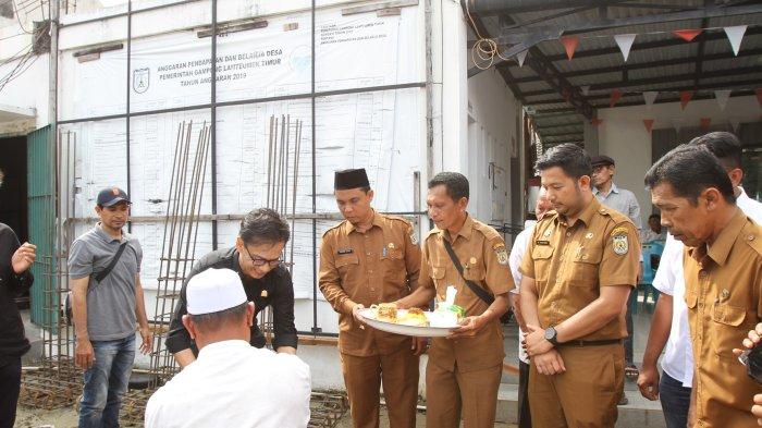Anggota DPRA, T Irwan Djohan melakukan peletakan batu pertama, pembangunan Gedung Serbaguna, Lamteumen Timur, Banda Aceh, Selasa (31/10/2023)