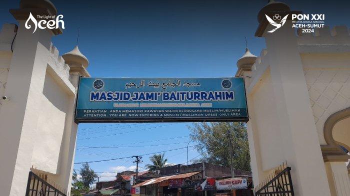 Gerebang masuk Masjid Baiturrahim di kawasan Ulee Lheeu, Banda Aceh, Kamis (24/10/2024).