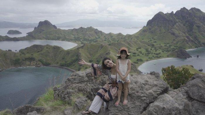 Gisella Anastasi dan Gempi di Labuan Bajo.