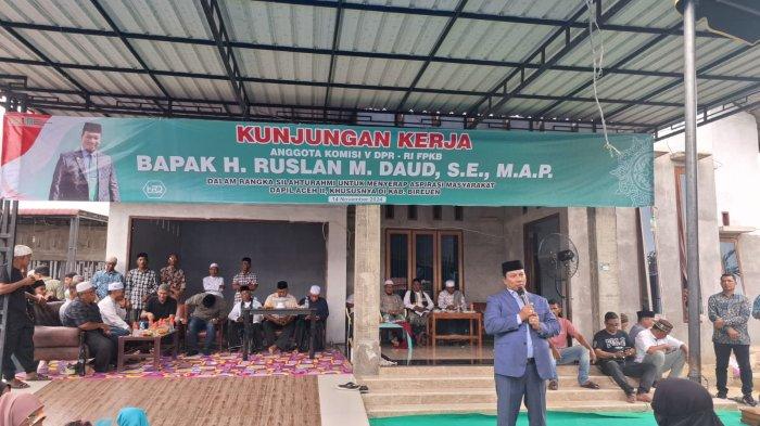 Ribuan warga Kecamatan Jeunieb, Bireuen, Aceh., silaturrahmi dengan Anggota Komisi V DPR RI, H Ruslan Daud (HRD), saat melakukan kunjungan kerja (kunker), Kamis (14/11/2024).