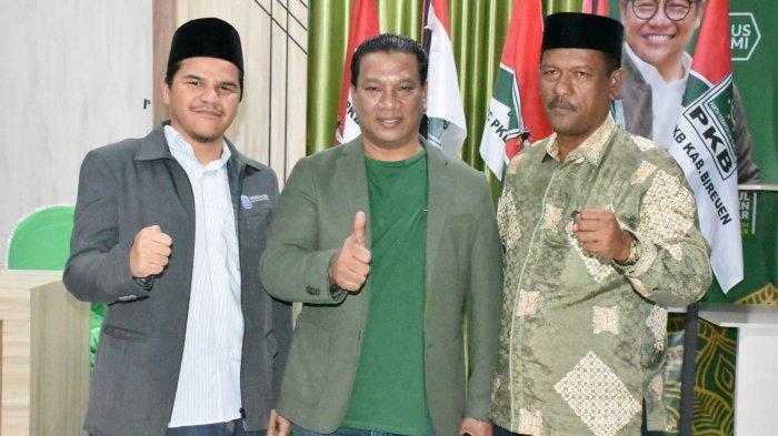HRD bersama pasangan Mu'Min usai rapat koordinasi persiapan deklarasi pasangan bacalon bupati dan wakil bupati Bireuen, Murdani Yusuf dan Abdul Muhaimin (Mu'Min), di Rumah Aspirasi HRD, Bireuen, Senin (26/8/2024).
