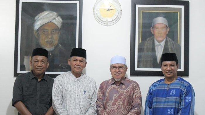Anggota Komisi V DPR RI, H Ruslan Daud (HRD) bersilaturrahmi dengan Syech H Hasanoel Basary (Abu Mudi) dan para ulama Aceh lainnya