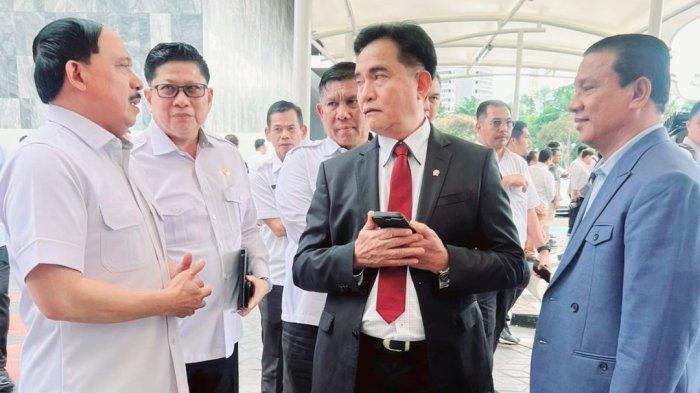 Anggota Komisi V DPR RI H Ruslan Daud bersama Menko Bidang Hukum, HAM, Imigrasi dan Kemasyarakatan Yusril Ihza Mahendra dan lainnya