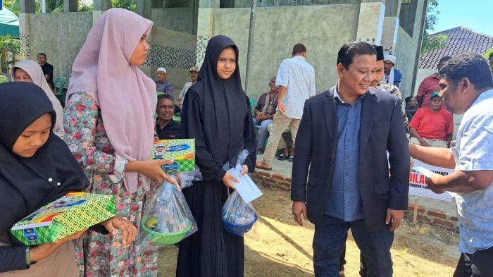 Anggota Komisi V DPR RI, H Ruslan M Daud S.E, M.A.P atau akrab disapa HRD, memohon doa dan dukungan masyarakat supaya bisa terus memperjuangkan aspirasi masyarakat Kabupaten Bireuen dan Komes khususnya. Hal itu disampaikan HRD saat menghadiri Maulid Akbar yang digelar masyarakat Komes, Desa Bireuen Meunasah Capa, Kecamatan Kota Juang, Bireuen, Minggu (27/10/2024).